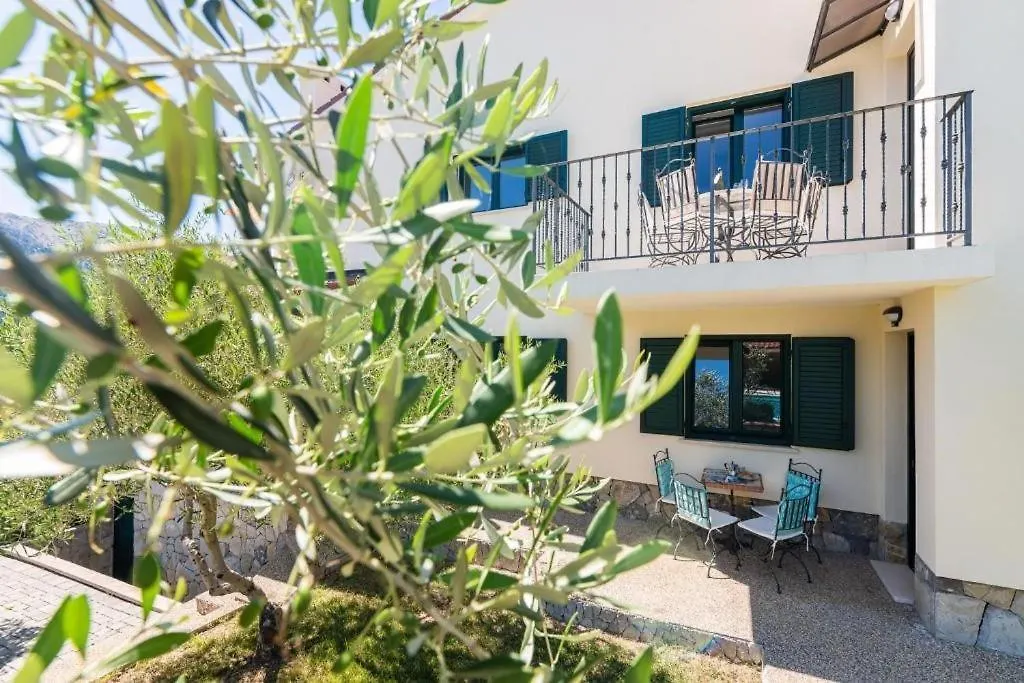 Guest house Apartments Garden Jurandvor Croatia