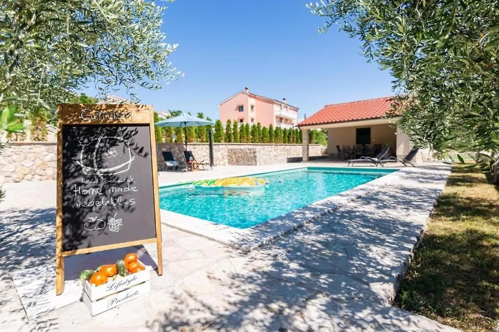 Apartments Garden Jurandvor Guest house